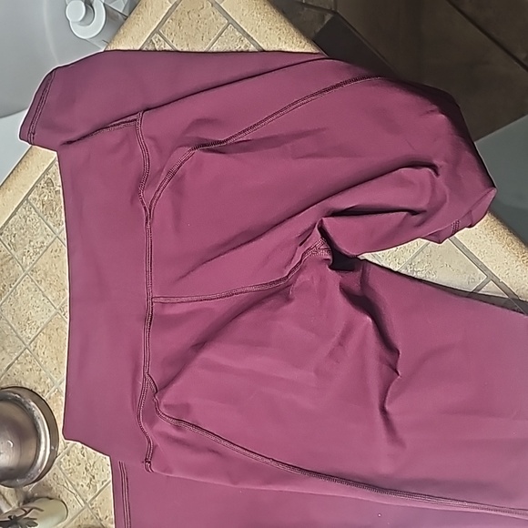 Small maroon fabletics leggings - Picture 2 of 4